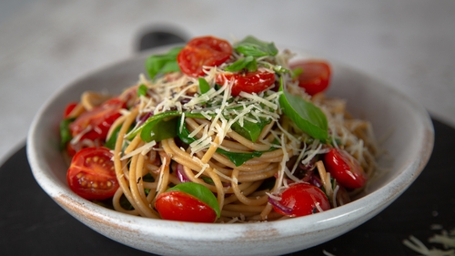 Caramelised onion garlic pasta with spinach OT 2023