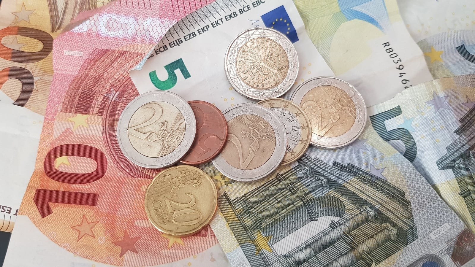 How does raising interest rates help fight inflation and prices?