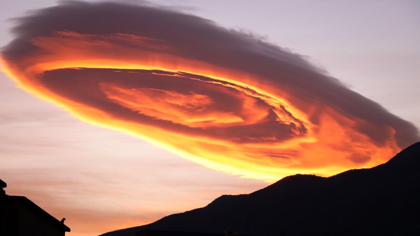 Bizarre clouds form in Turkish sky