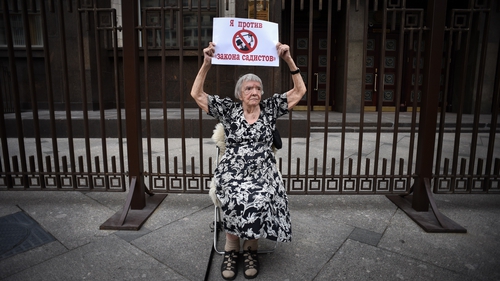 Former Moscow Helsinki Group president and member of the Kremlin's human rights council Lyudmila Alekseyeva protests in front the Russian Duma in 2015