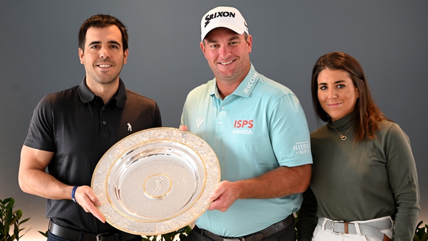 Ryan Fox is presented with the Seve Ballesteros Award by Javier Ballesteros (L) and Carmen Ballesteros (R)