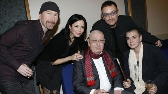 'The Late Late Show' Ronnie Drew tribute, 2008. The Edge, Andrea Corr, Ronnie Drew, Bono and Sinéad O'Connor. Photographer Kyan O'Brien (internal RTÉ use only.)