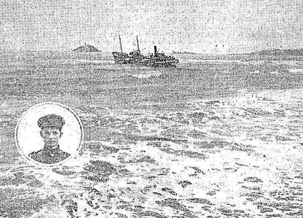The Slievenamon aground off Ballycotton Harbour Photo: Irish Independent, 14 February 1923