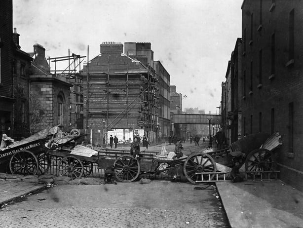Irish Volunteers barricade Townsend Street, Dublin, to slow down the advance of troops, during the Easter Rising. (Photo by Hulton Archive/Getty Images)