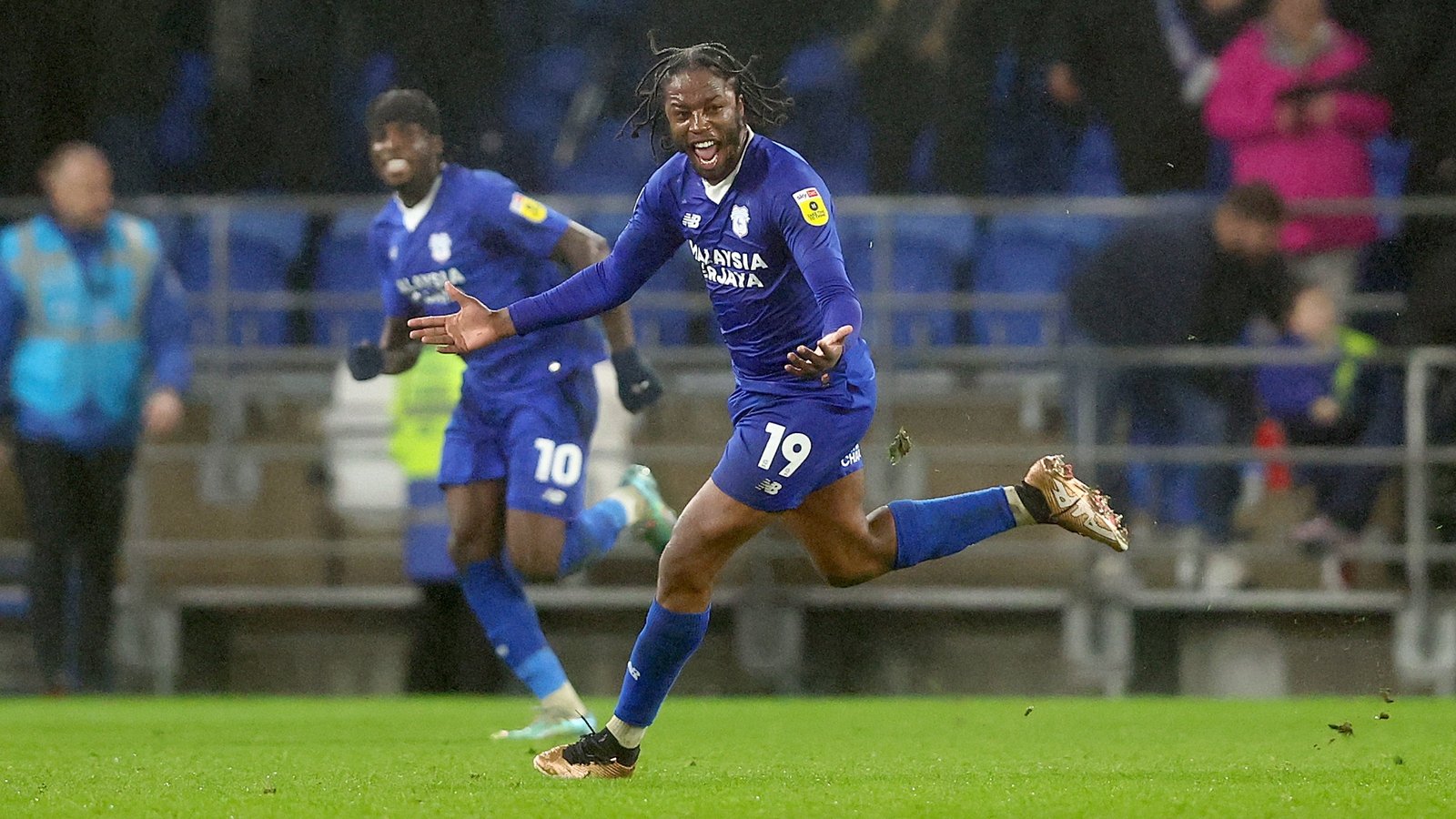 Cardiff City 1-0 Reading: Romaine Sawyers' stoppage-time goal