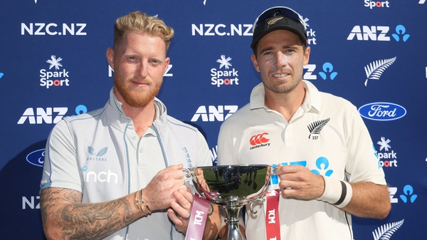 New Zealand's captain Tim Southee (R) with England counterpart Ben Stokes jointly hold the Test Series trophy on day five of the second cricket Test match