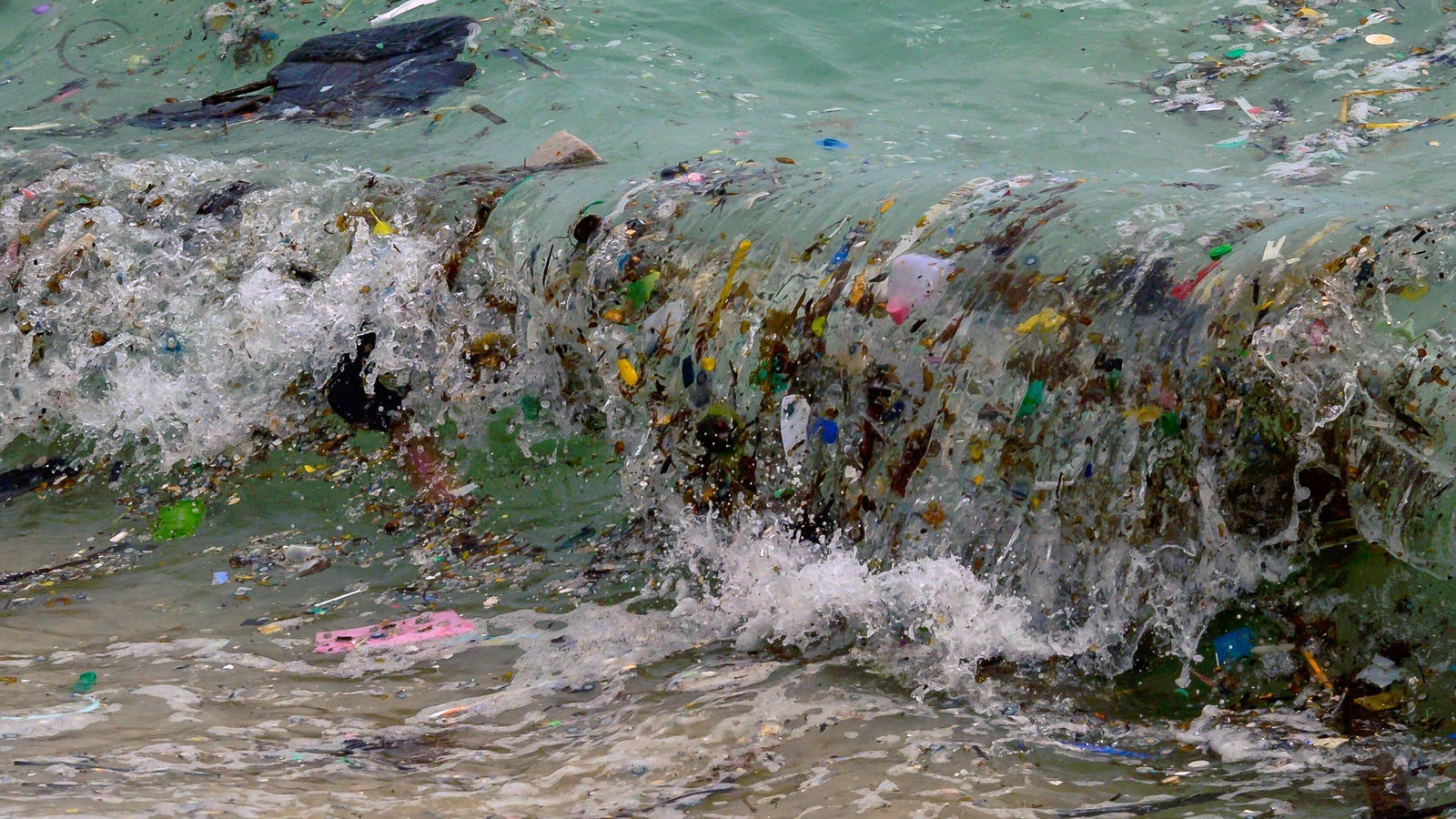 More than 170tn plastic particles in oceans - research