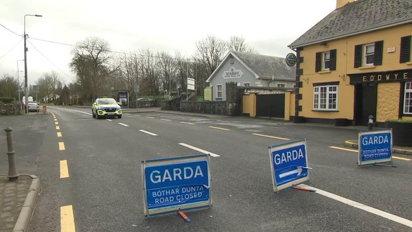 Tá an trácht i bPailís Ghréine i gCo. Luimigh curtha ar mhalairt bealaigh.