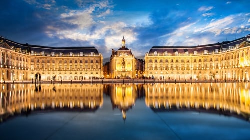 Place la Bourse in Bordeaux, the water mirror by night. Getty Images.