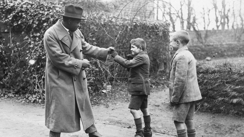 Battling Siki tries out some moves with two boys in Dublin in March 1923. Photo: Walshe/Getty Images