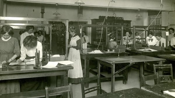 Edith Stoney teaching in the London Royal Free School of Medicine for Women around 1910. Photo: Royal Free Archives, London Metropolitan Archives via The West of England Medical Journal