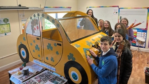 Pupils of Coláiste Chineál Eoghan created a special Donegal-coloured Beetle car for the parade