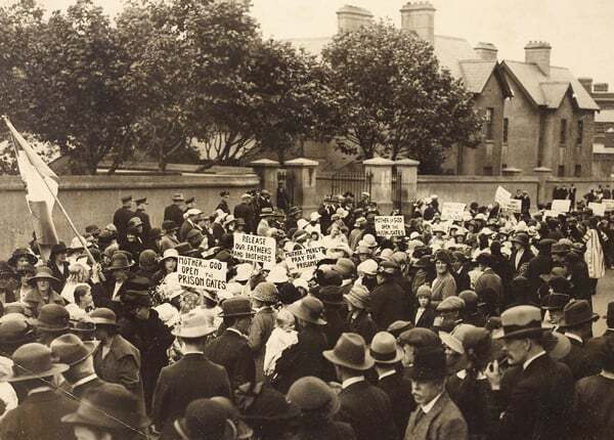 Century Ireland Issue 253 - Cumann na mBan protest outside Mountjoy Prison during the Irish War of Independence, July 1921 Photo: National Library of Ireland, HOG165