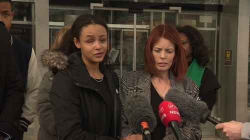 Alanna Quinn Idris (ar clé) taobh amuigh den chúirt inniu