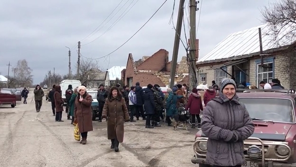 Residents in eastern Ukraine welcome the Red Cross