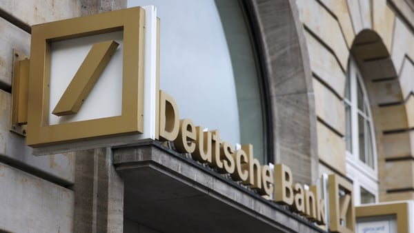 Bhí titim 8.5% ar phraghas scaireanna Deutsche Bank agus tháinig ardú mór ar chostas árachais loicthe.