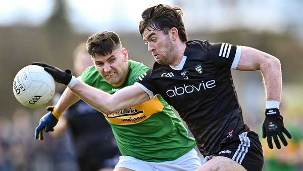 Luke Towey of Sligo (R) takes on Leitrim's Domhnaill Flynn