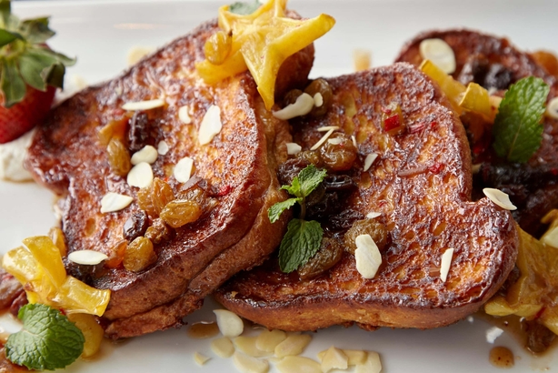 French toast with raisins