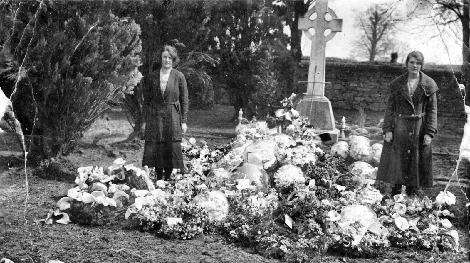 Image - Liam Lynch's grave, Fermoy. (Credit: Waterford County Museum)