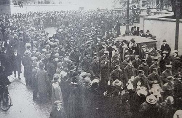 300 repatriated men of the Dublin Fusiliers leaving the Mansion House shortly before the first meeting of the first Dáil, January 1919. Photo: Irish Life, 31 January 1919