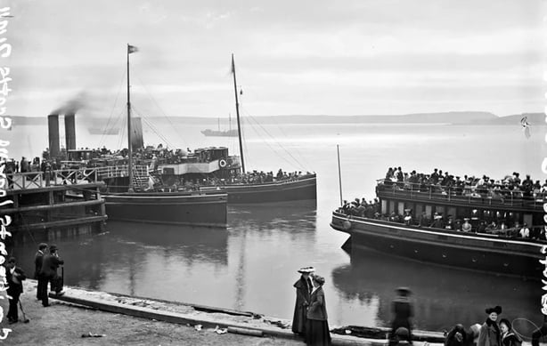 Emigrants leaving. Scotts Quay, Queenstown Photo: National Library of Ireland, L_CAB_05258