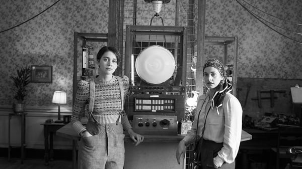 Stefanie Martini and Emma Appleton as Thomisina and Martha Hanbury with their precog machine in Lola