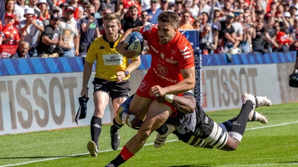 Juan Cruz Mallia of Toulouse on his way to score his side's first try