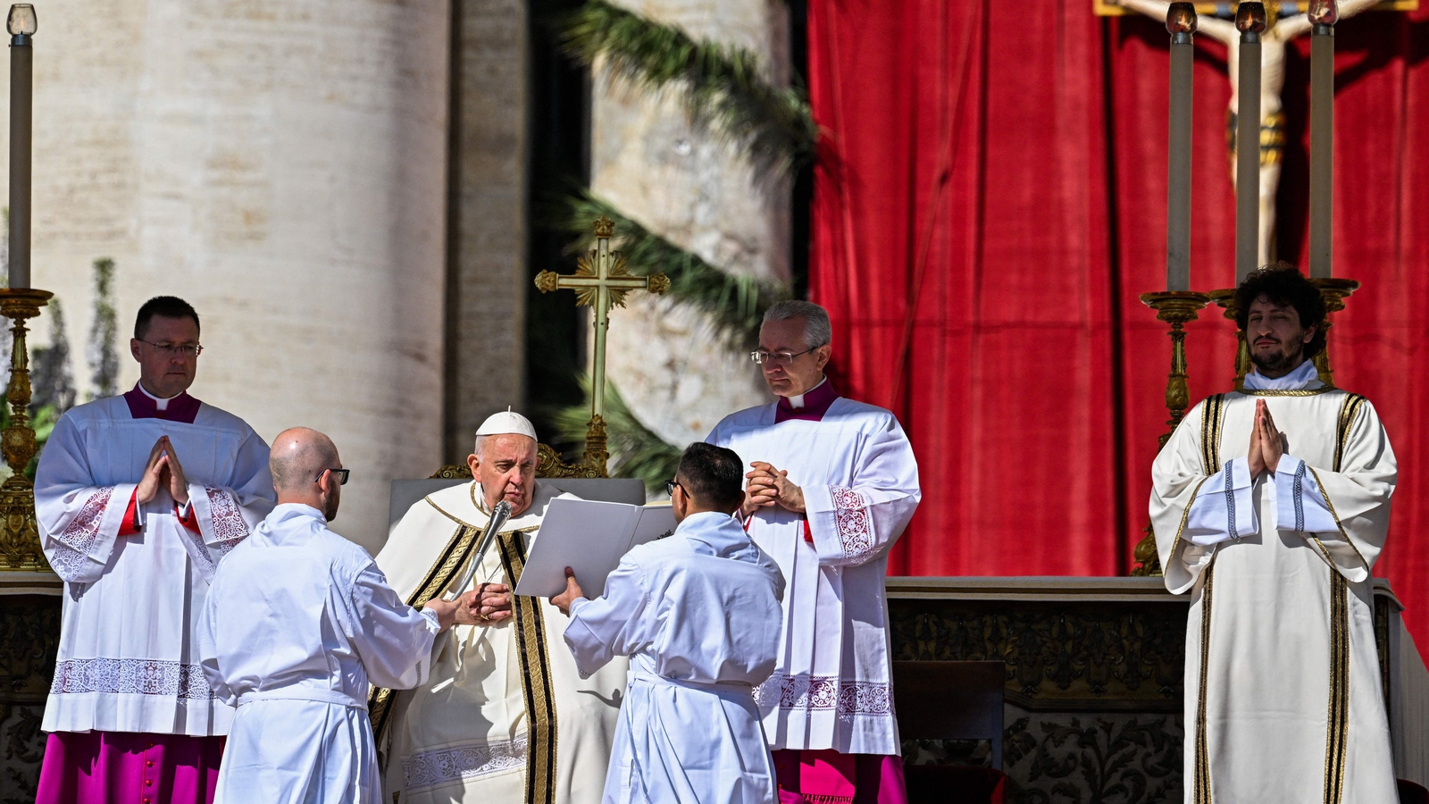 Pope's Easter message focuses on war and injustice