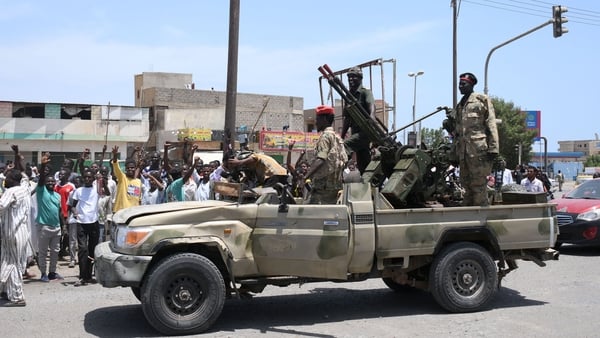 Sudanese greet army soldiers, loyal to army chief Abdel Fattah al-Burhan, in the Red Sea city of Port Sudan on April 16, 2023 Photo: Getty Images