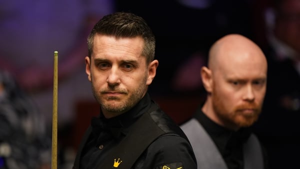 Mark Selby remains on track to regain the title he won in 2021