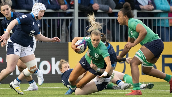 Aoife Doyle carrying the ball for Ireland