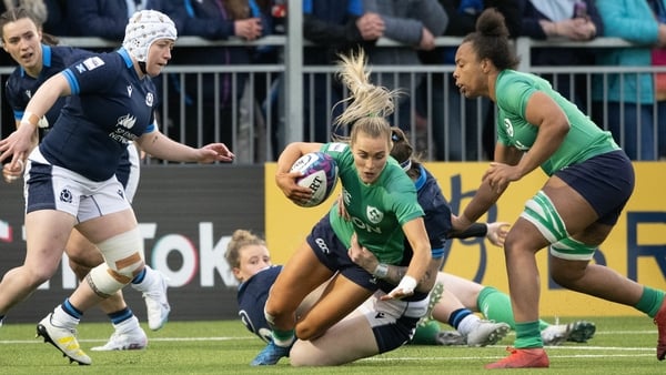 Aoife Doyle carrying the ball for Ireland