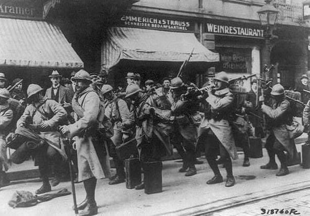 French machine gun squad in Duisburg, bound for guard duty in the Ruhr coal mine Photo: Library of Congress Prints and Photographs Division Washington, D.C. 20540