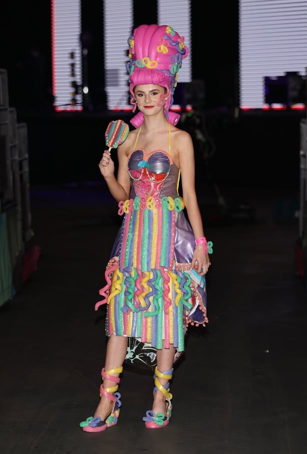 Ibha Burns, finalista del campeonato mundial Junk Couture, de St Ann's High School, Tipperary en su diseño 