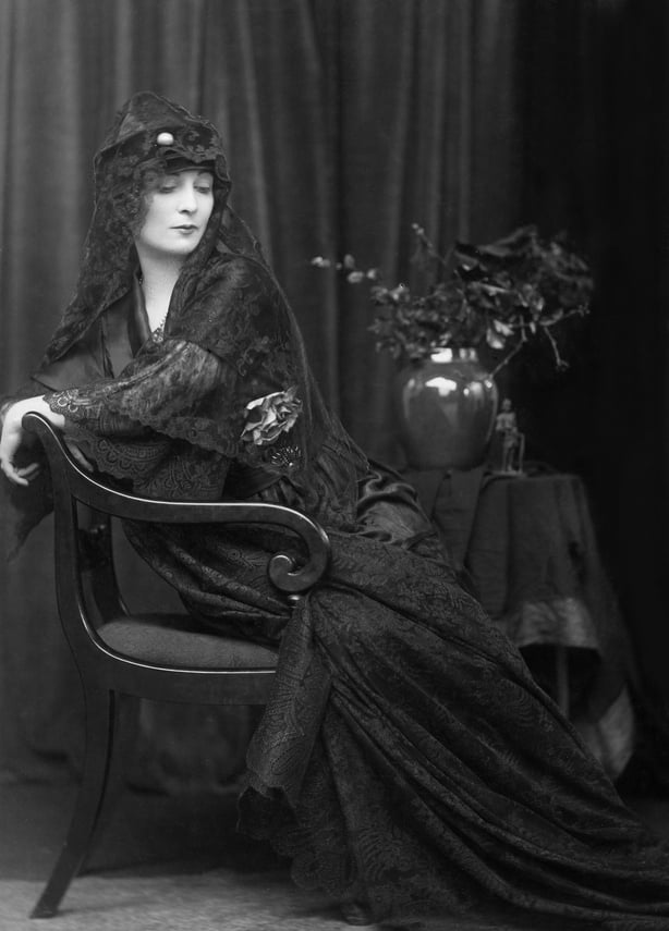 Black and white photo of Hazel Lavery, elegantly dressed dark haired white woman in 1920s garb.Photo by Emil Otto Hoppe/ullstein bild via Getty Images