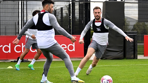 Henderson (R) and Alex Oxlade-Chamberlain in training this week