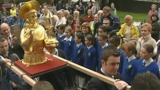 Relics of Saint Anthony of Padua arrive in Fairview, Dublin in 2003.