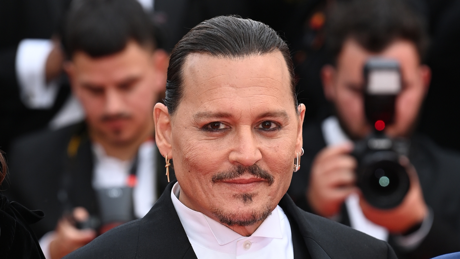 Depp returns to spotlight on opening day of Cannes