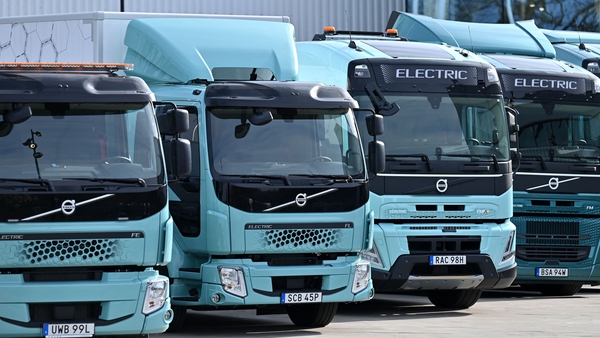 Volvo said that by replacing 1,000 diesel trucks with electric versions using green electricity could save up to 50,000 tons of carbon dioxide emissions every year