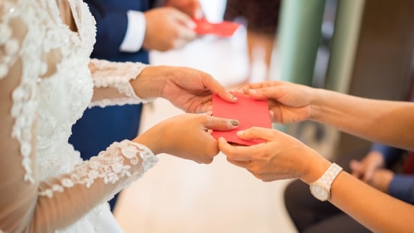 How much do you put in a wedding card?