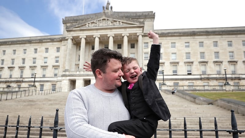 Dáithí Mac Gabhann agus a athair Máirtín i Stormont inniu