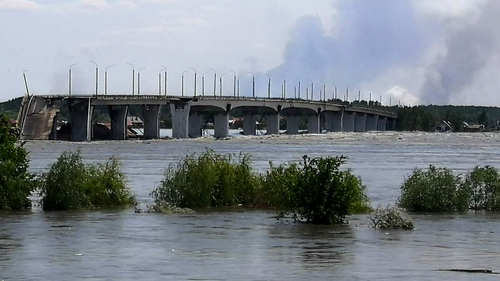 A flooded area near the Antonovskiy bridge on the outskirts of Kherson following the explosion at the Nova Kakhovka dam. Photo: Getty Images