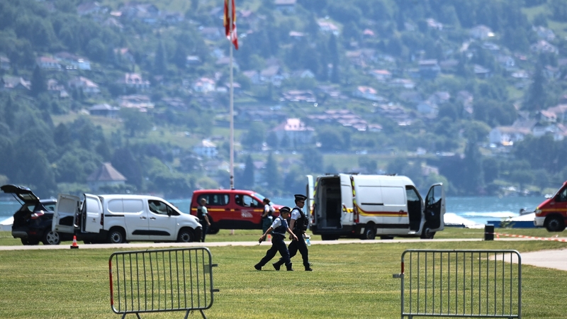 Ceathrar páistí óga gortaithe, beirt acu go dona, i bpáirc in Annecy