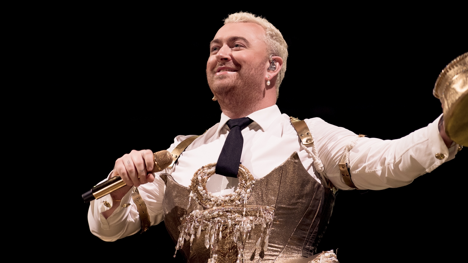 Sam Smith returns to the stage after vocal rest