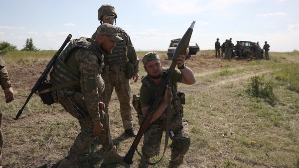 Saighdiúirí Úcránacha i mbun tiargála in aice le Donetsk, 8 Meitheamh 2023
