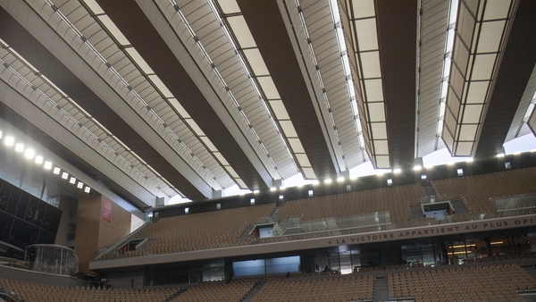 The match started with the roof closed in Paris