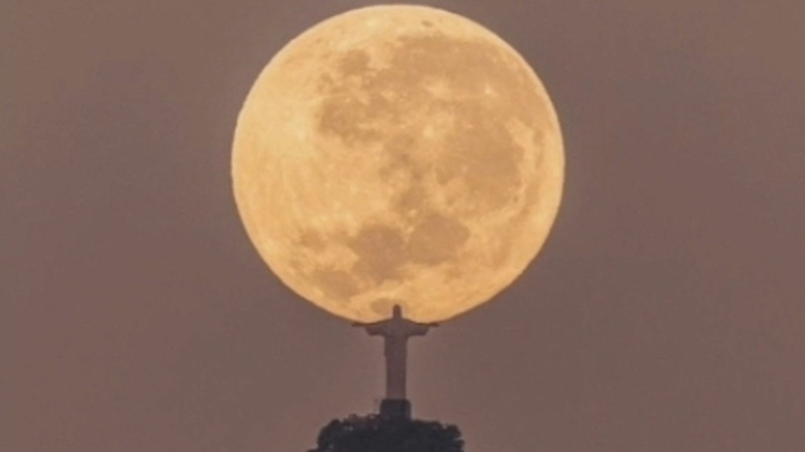 photographer-snaps-christ-the-redeemer-holding-moon