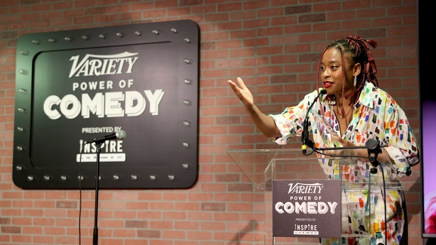     Phoebe Robinson parle sur scène lors d'une comédie de variétés