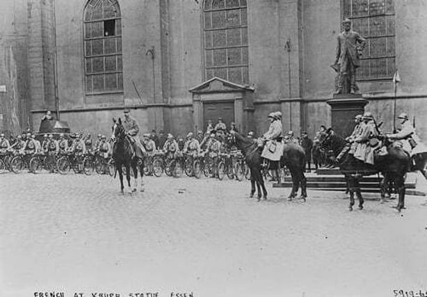French troops at the Krupp statue in Essen, 1923 Photo: Library of Congress Prints and Photographs Division Washington, D.C. 20540