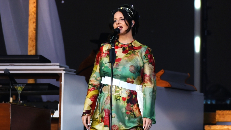 Lana Del Rey apologises again for lateness